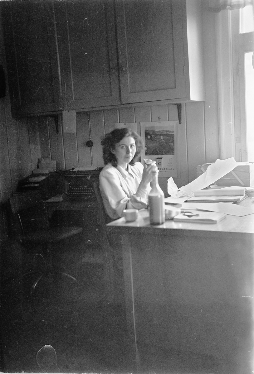 Håkon Prestkværn, Bergljot Bugge, kontor, interiør, matpause, nistepakke, Strand Brenneri, Moelv, våren 1947.
