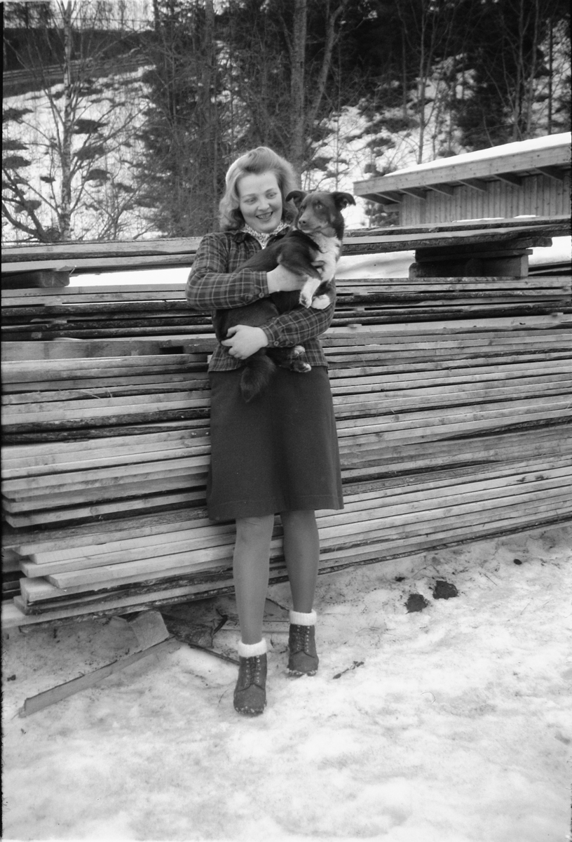 Håkon Prestkværn, Ukjent kvinne med en hund i armene foran en plankestabel.
