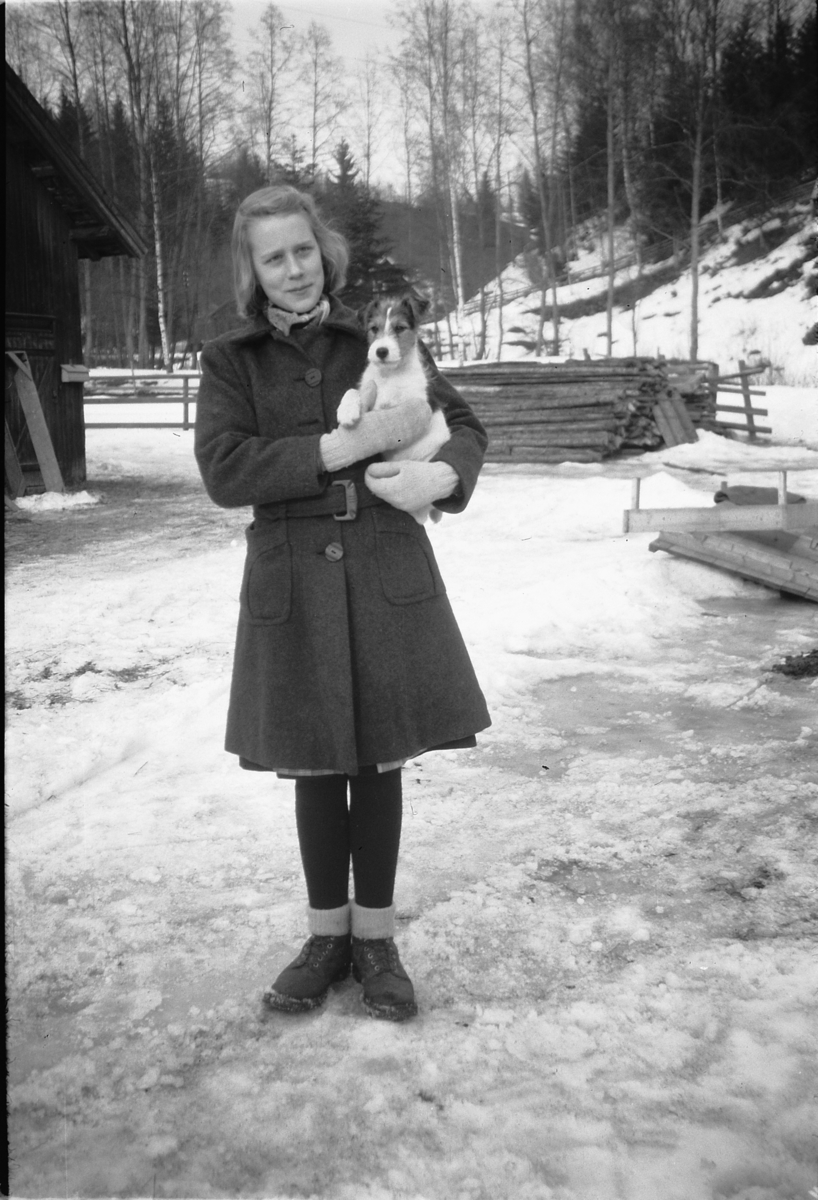 Håkon Prestkværn, Ukjent kvinne med en hundevalp i armene.