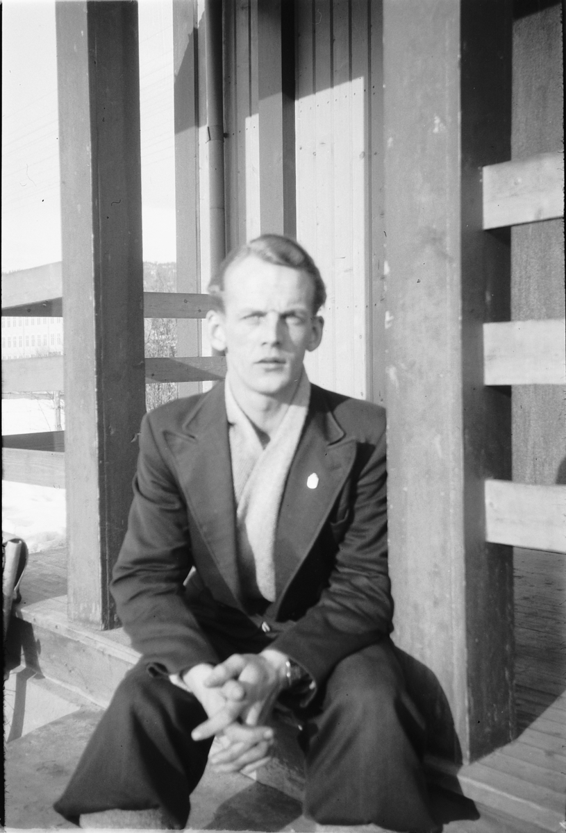 Håkon Prestkværn, Ukjent mann på en trapp.