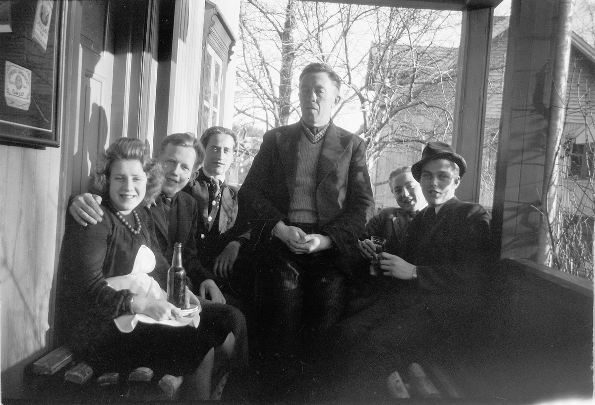 Håkon Prestkværn, Ukjent gruppe mennesker på en veranda.