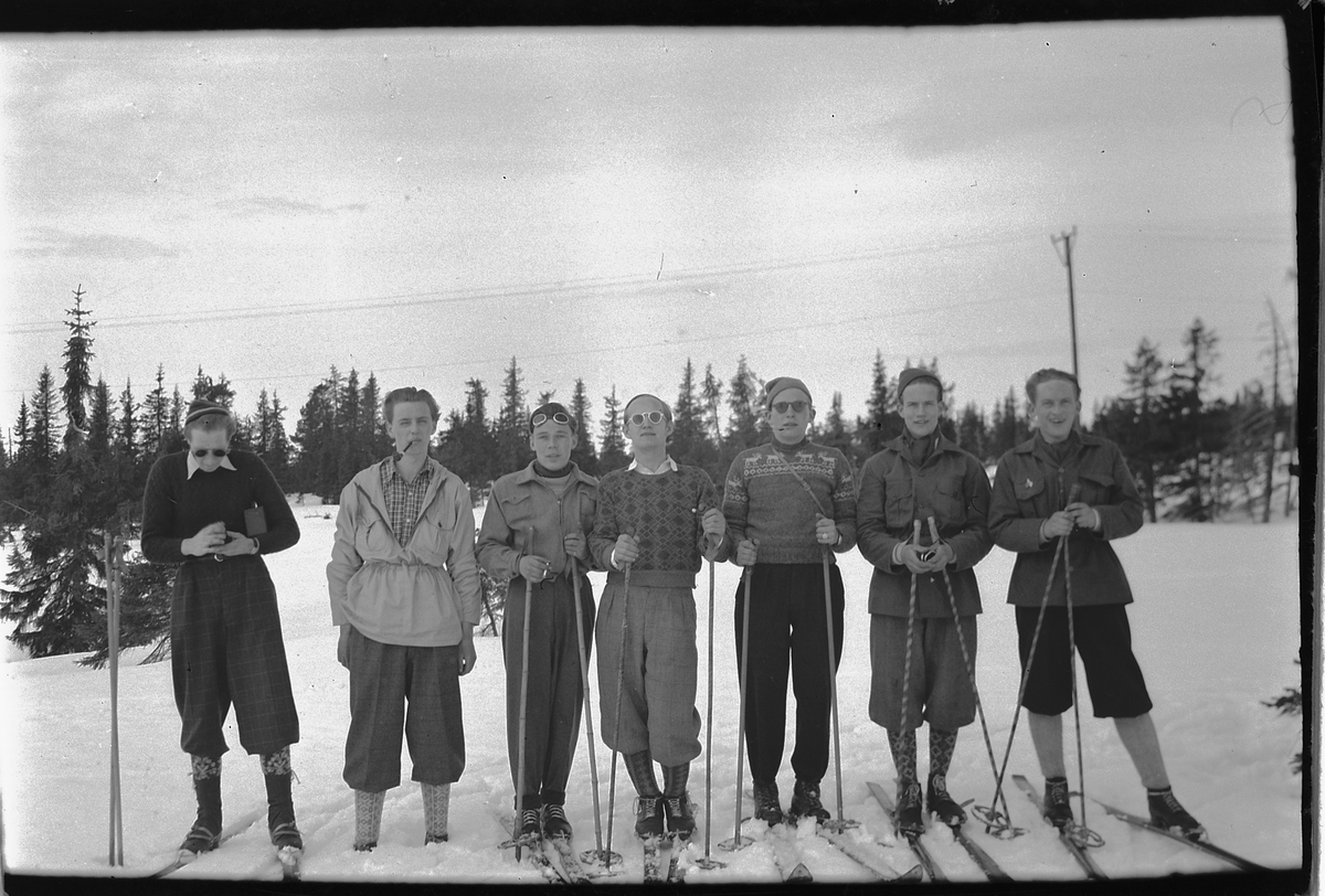 Håkon Prestkværn, Syv ukjente menn med nikkers og solbriller på skitur.