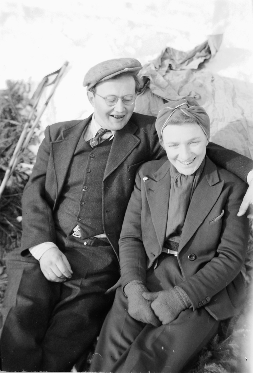 Håkon Prestkværn, Meieribestyrer Lars R. Haugen og hans svigerinne Bjørg Hammerud, gift Halvorsen sitter i snøen.