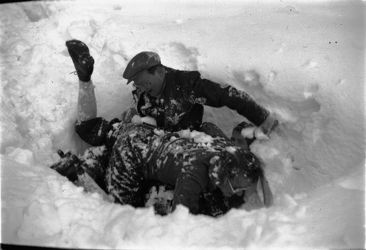 Håkon Prestkværn, Tre personer snøbases.