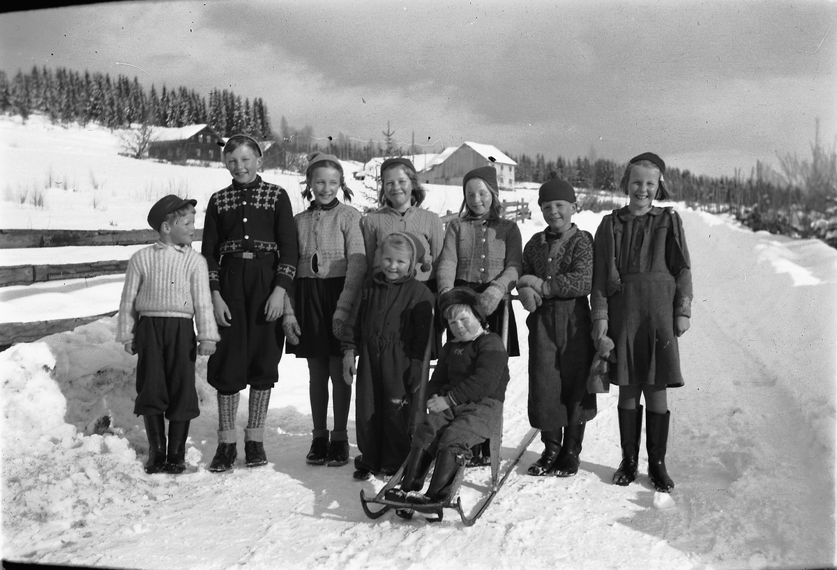Håkon Prestkværn, Gruppe gutter og jenter med en spark på veien foran ukjent gard.