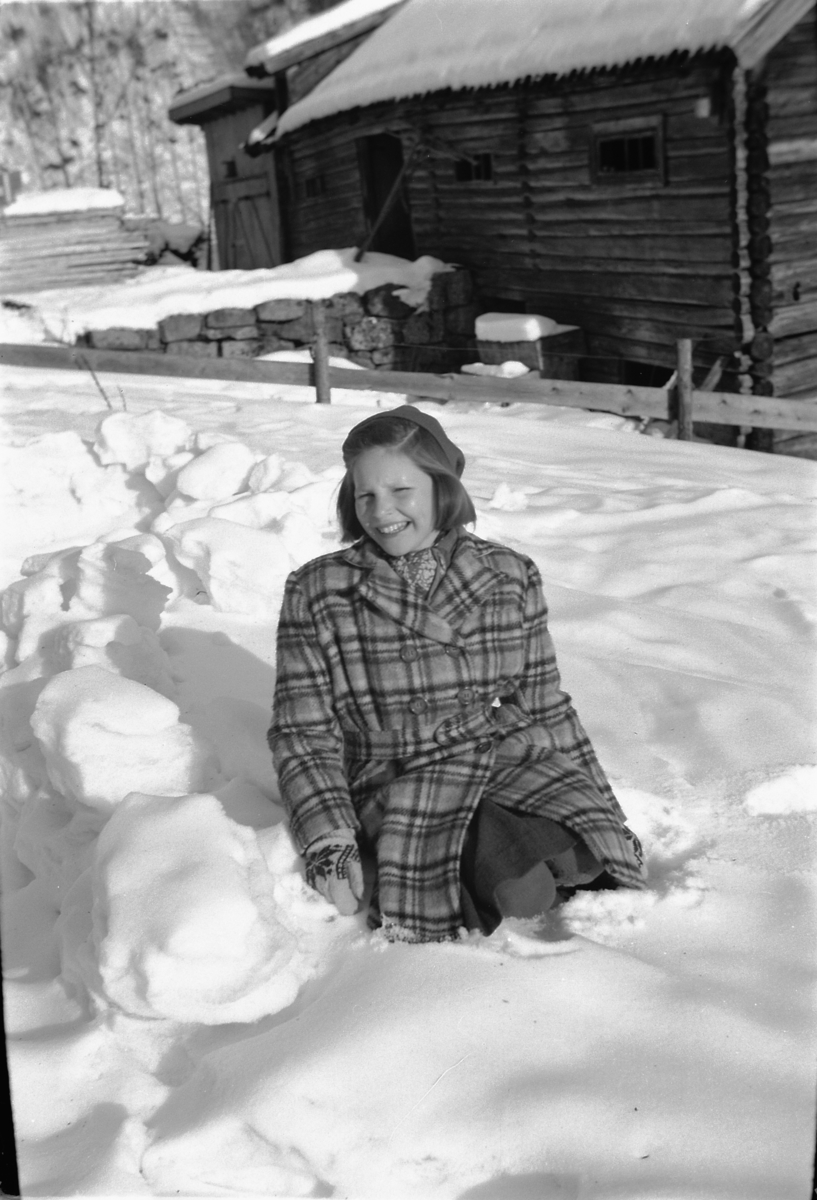 Håkon Prestkværn, Eksteriør, vinter. Ukjent jente i kåpe foran hus.