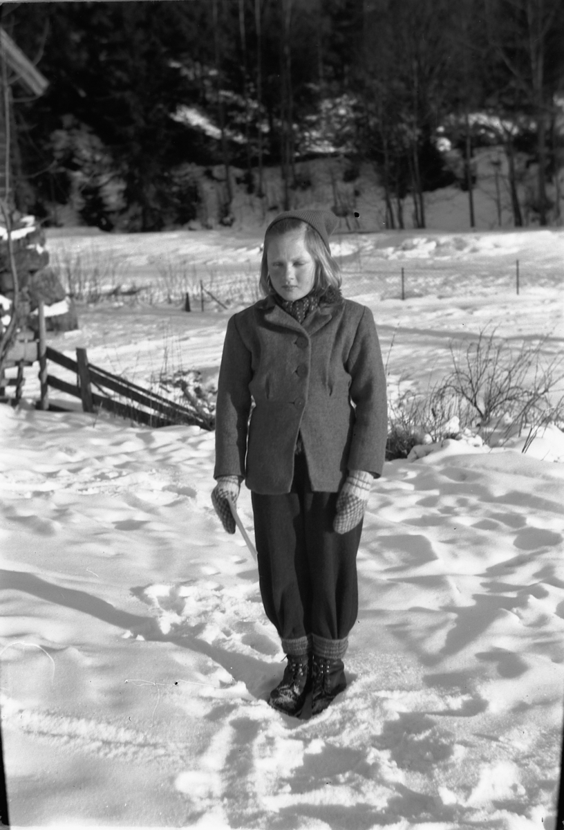 Håkon Prestkværn, Eksteriør, vinter. Jente på gårdsplass.