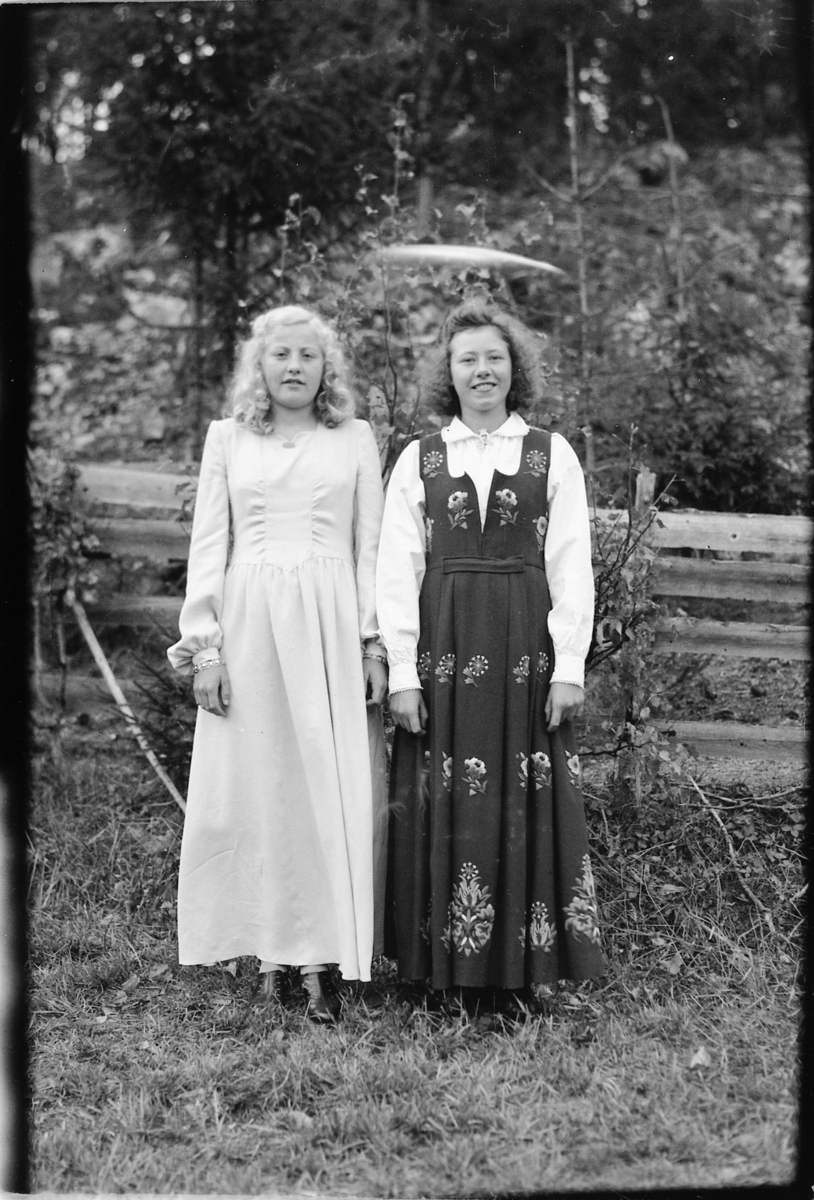 Håkon Prestkværn, Anne Karoline Langgård og Aud Langgård. Foto tatt 5. oktober 1947 ved konfirmasjonen til Anne Karoline Langgård på Nedre Langgård i Næroset.