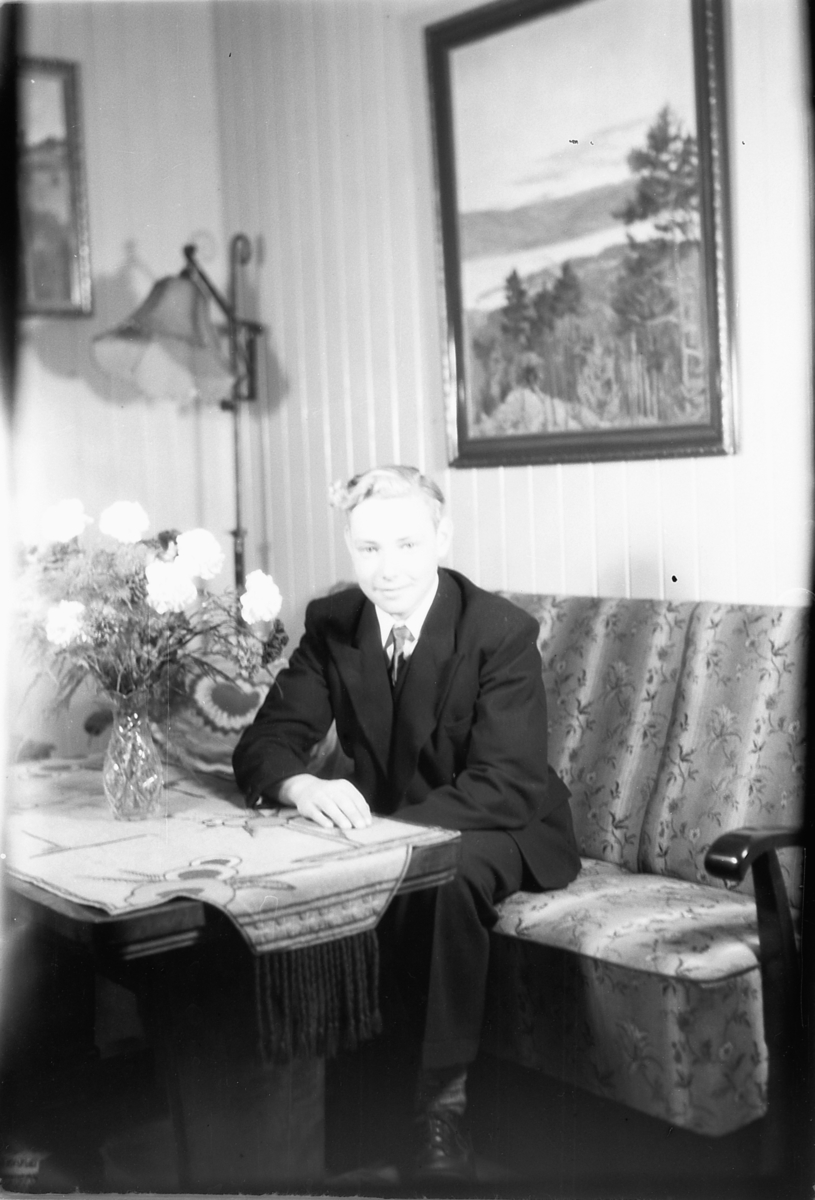 Håkon Prestkværn, Interiør, stue. Konfirmant. Gutt med dress og slips.
