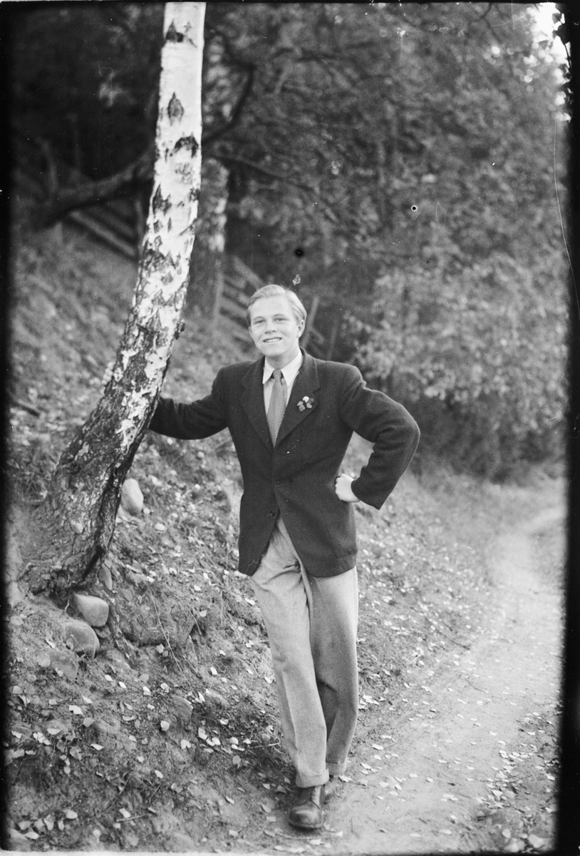 Håkon Prestkværn, Konfirmant. Ukjent gutt i dress og slips.