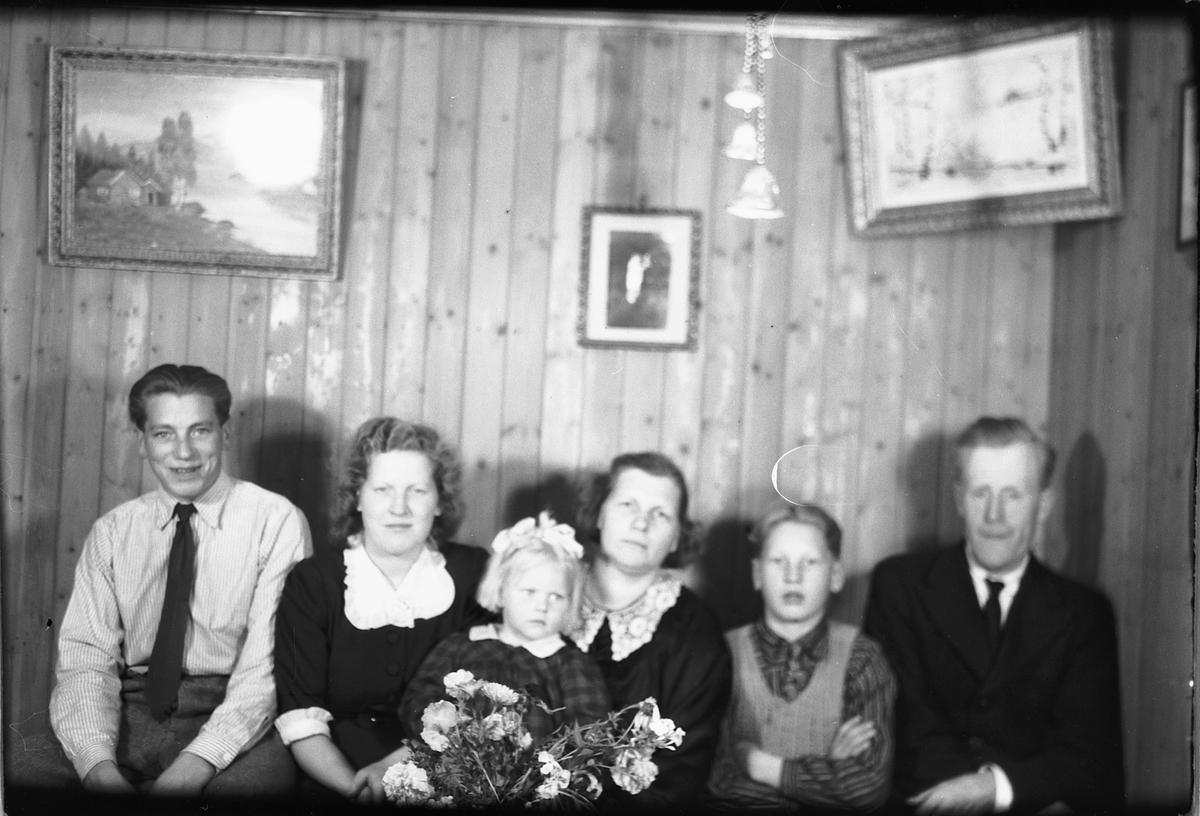 Håkon Prestkværn, Interiør, stue. Familiegruppe. Familien Mariendal på Ring.