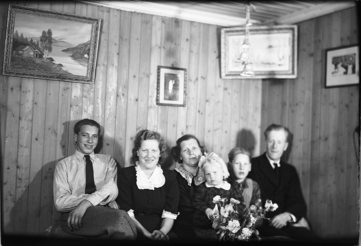 Håkon Prestkværn, Interiør, stue. Familiegruppe. Familien Mariendal på Ring.