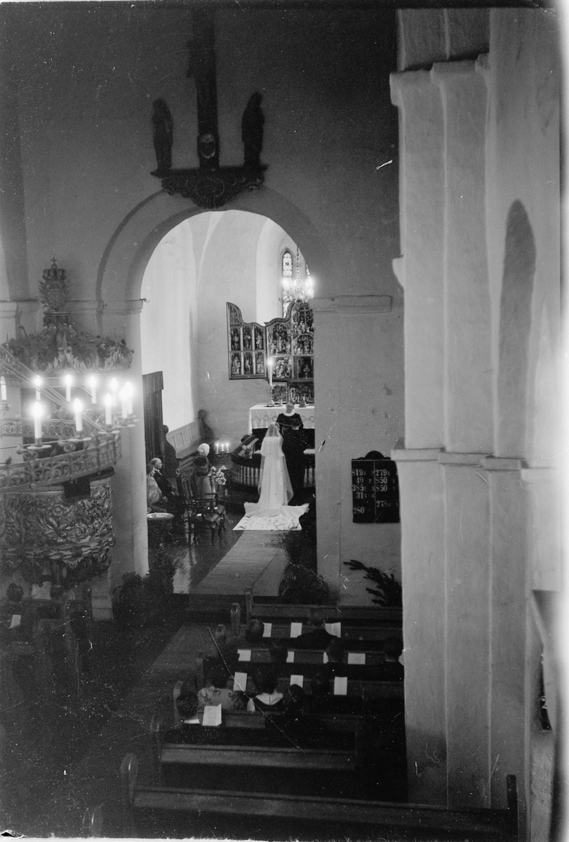 Håkon Prestkværn, Bryllup i Ringsaker kirke. Agnes Berg (Solber) under vielsen.
