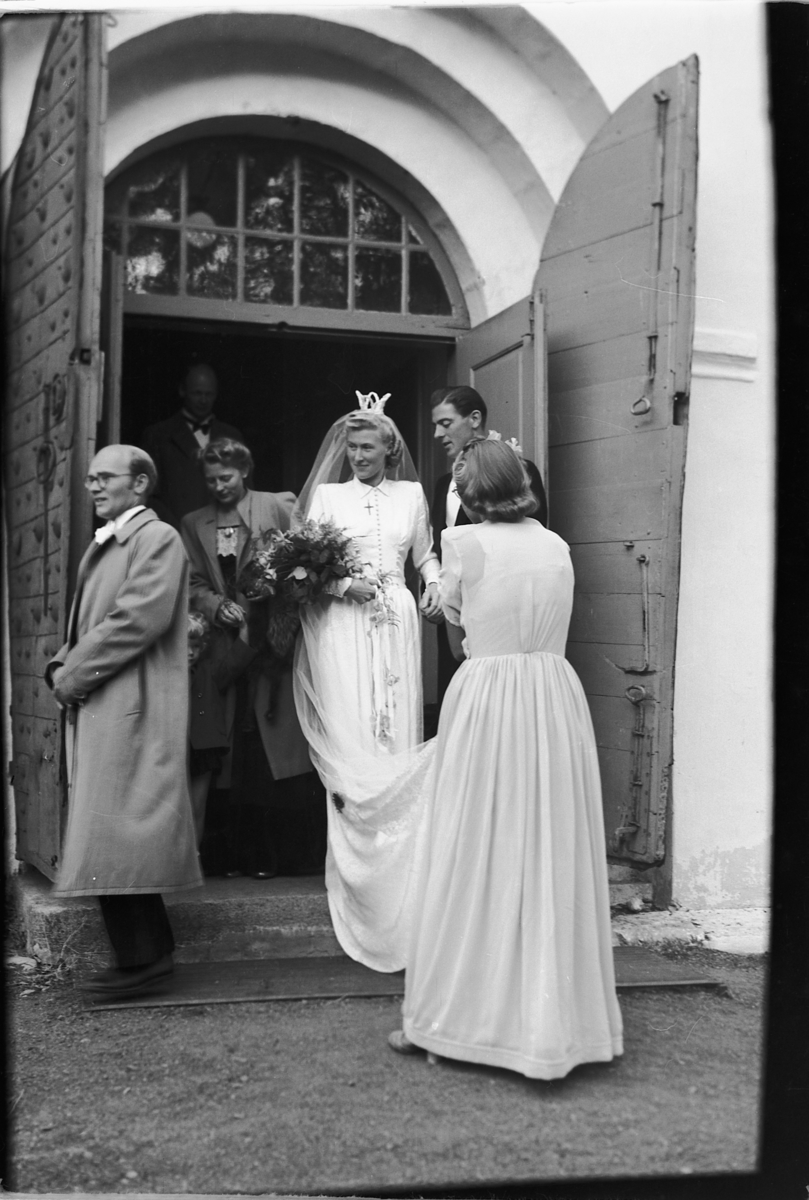 Håkon Prestkværn, Bryllup i Ringsaker kirke. Brudeparet på vei ut av kirken.