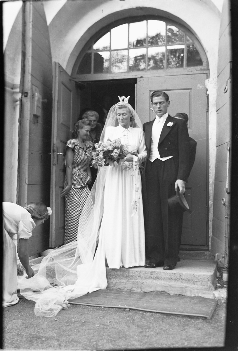 Håkon Prestkværn, Bryllup i Ringsaker kirke. Brudeparet på vei ut av kirken.