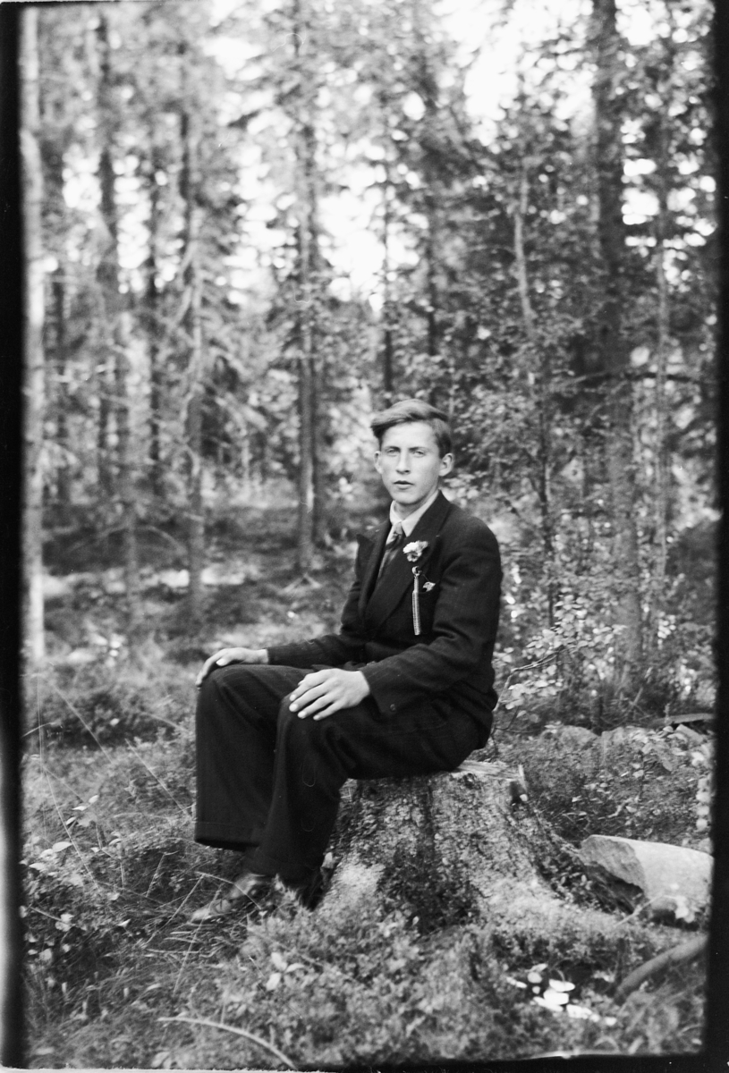Håkon Prestkværn, Ukjent mann sitter på en stubbe i skogen.
