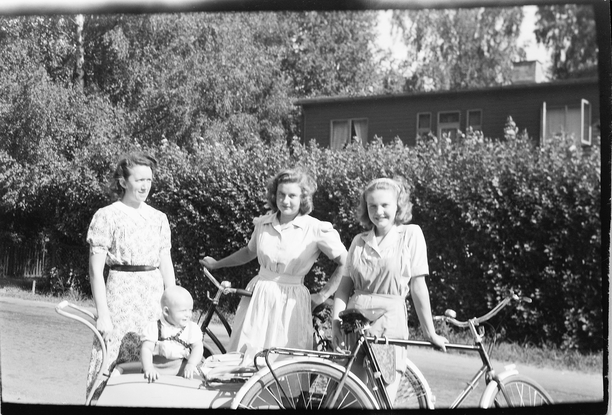 Håkon Prestkværn, Tre ukjente kvinner med sykler og barnevogn med et barn.