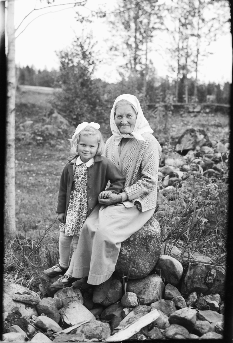 Håkon Prestkværn, Eldre kvinne med skaug og jente med sløyfe i håret.