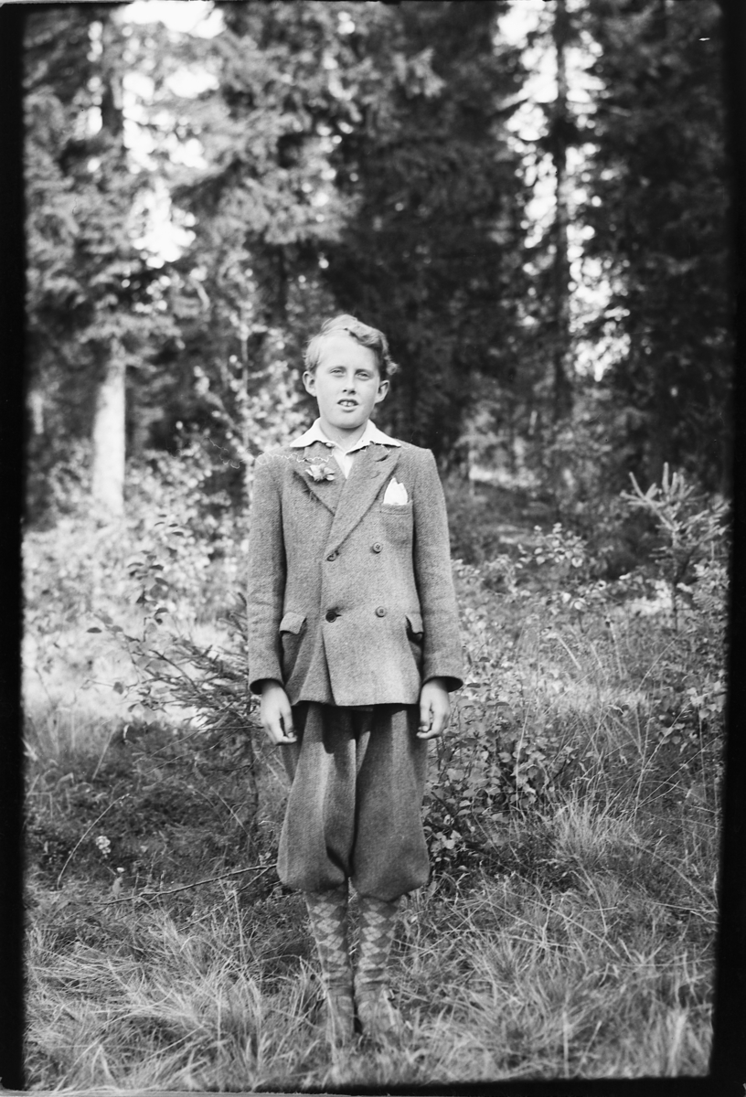 Håkon Prestkværn, Ukjent gutt i nikkers i skogen.