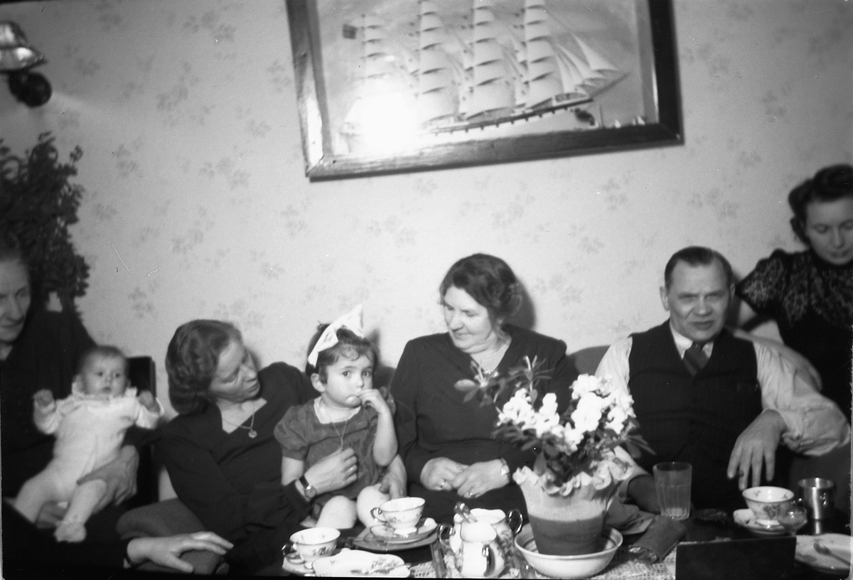 Håkon Prestkværn, Interiør, stue. Barnedåp, meieritet? Familiegruppe.