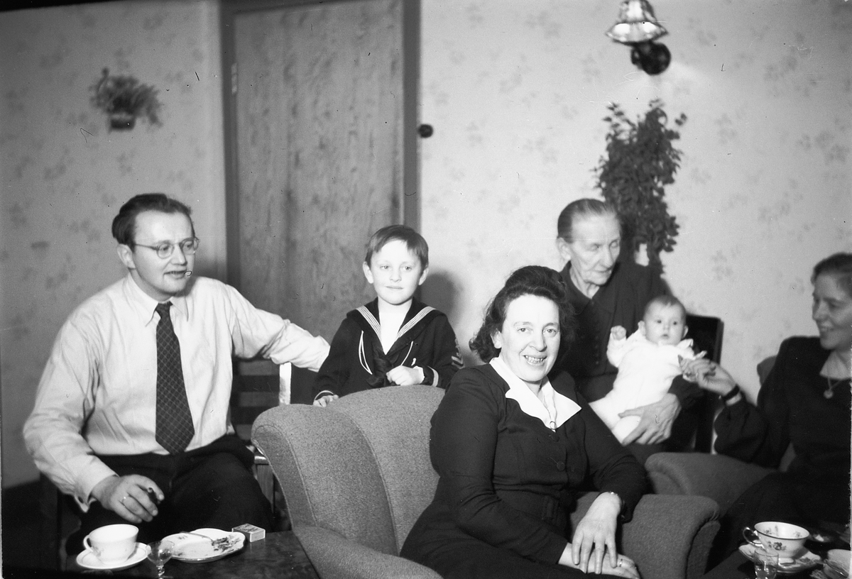 Håkon Prestkværn, Interiør, stue. Barnedåp, meieritet? Familiegruppe.