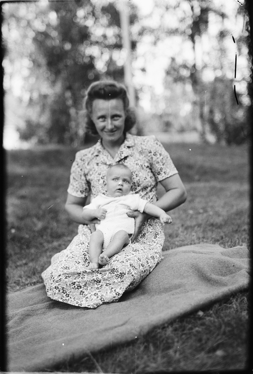 Håkon Prestkværn, Ukjent kvinne med en baby på fanget.
