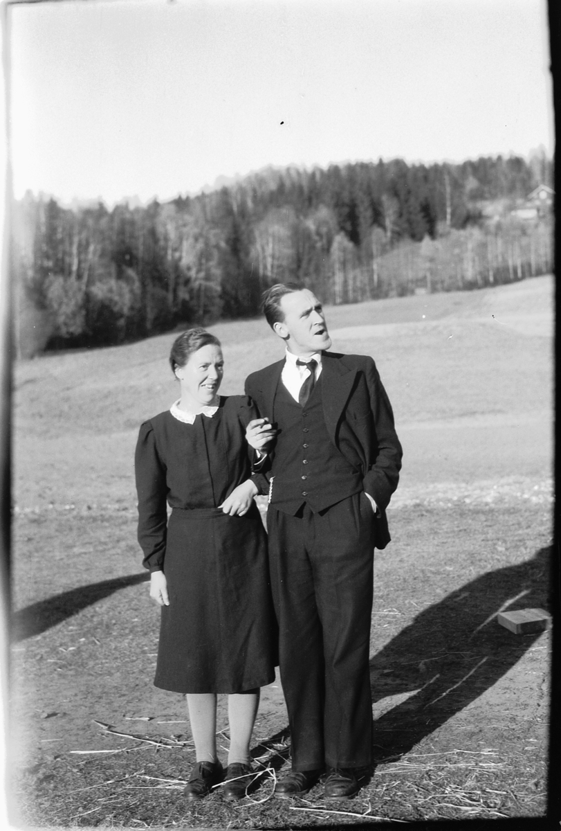 Håkon Prestkværn, Kvinne og mann foran et jorde.