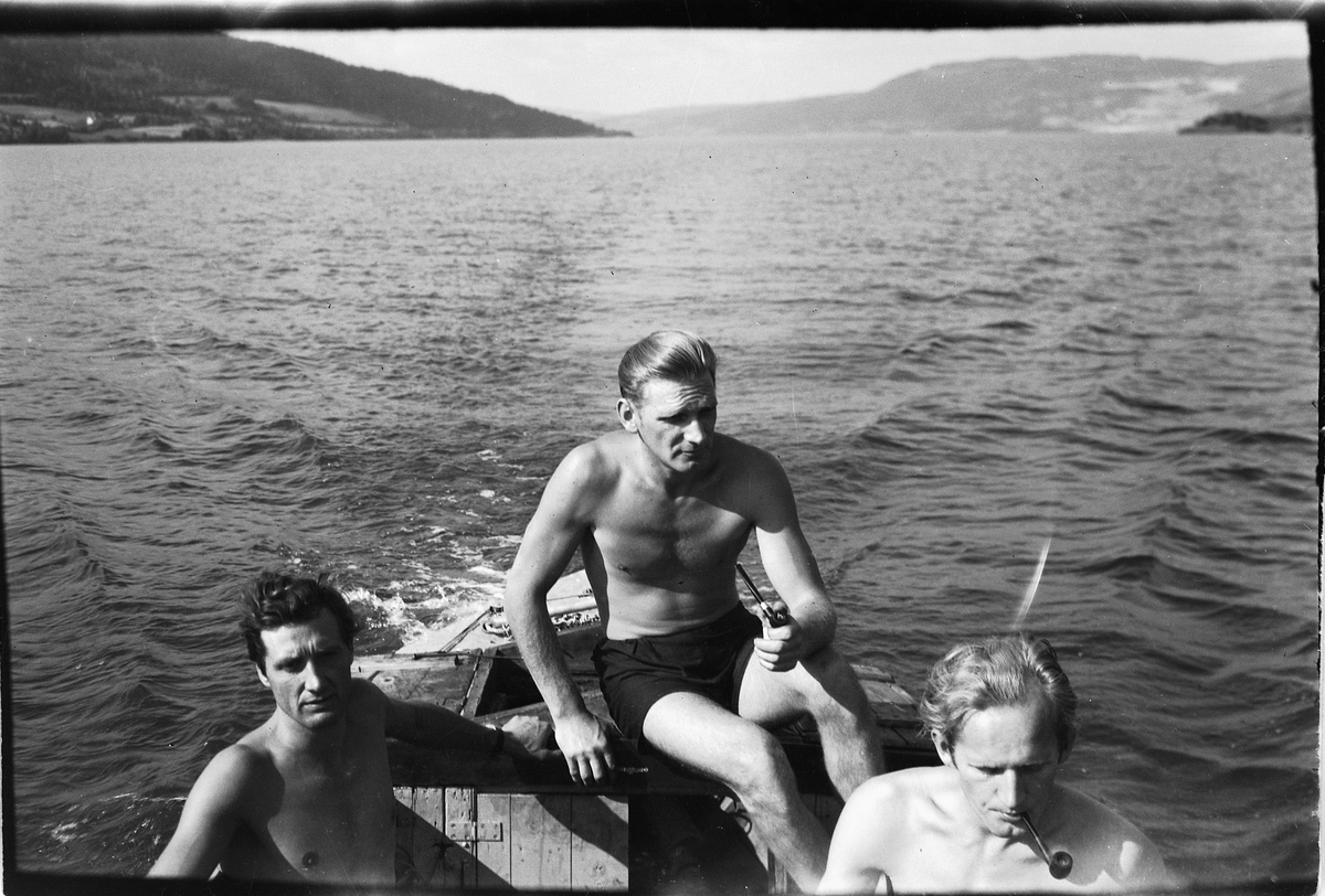 Håkon Prestkværn, Tre men med pipe i båt på sjøen.
