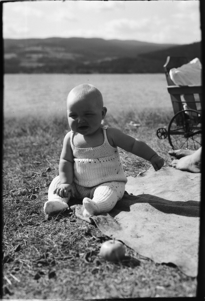 Håkon Prestkværn, En baby på stranda.