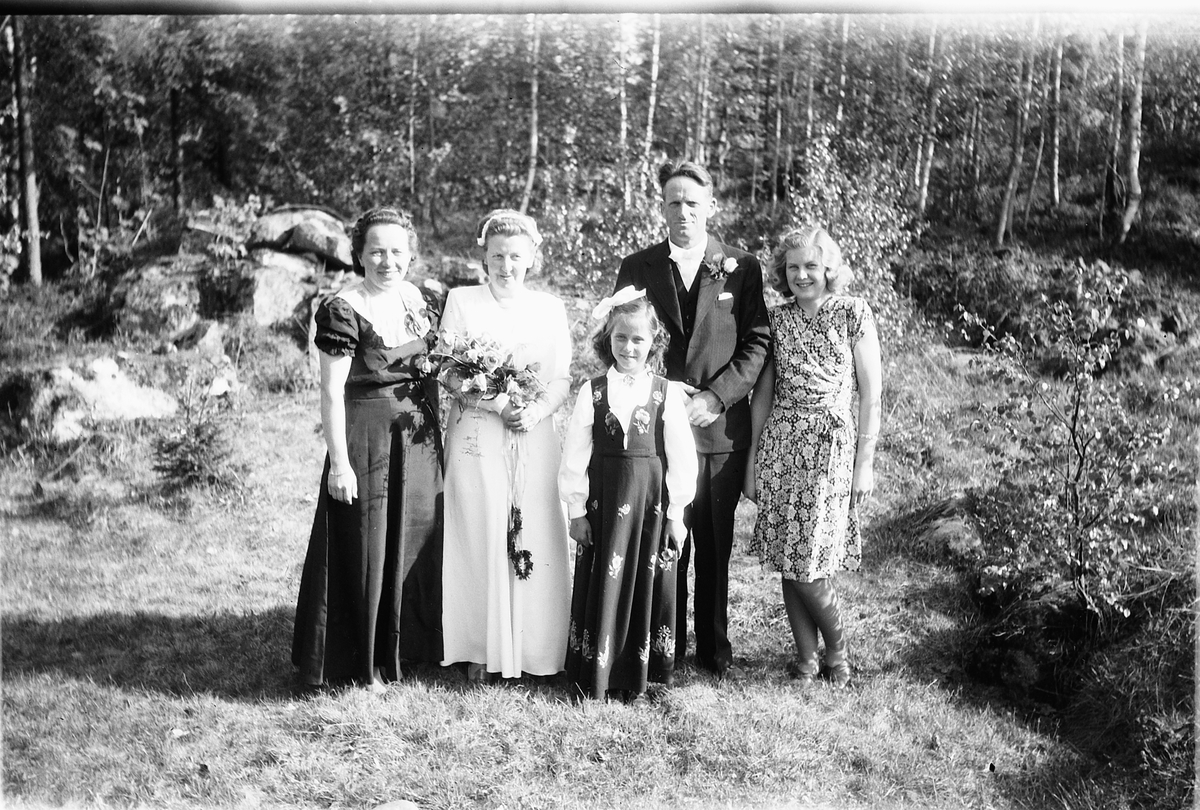 Håkon Prestkværn, Bryllup, Tangen. Brudeparet med forlovere og en jente.