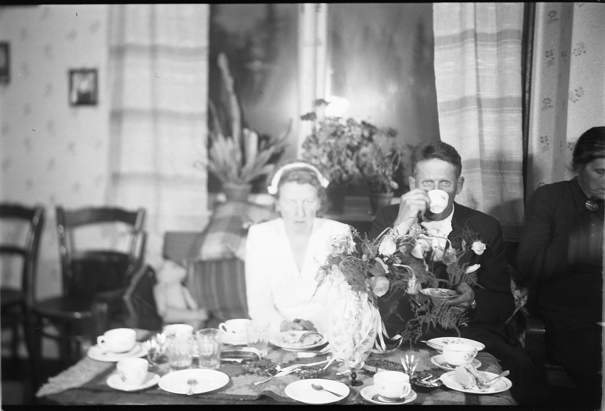 Håkon Prestkværn, Interiør, stue. Ukjent kvinne og mann drikker kaffe.