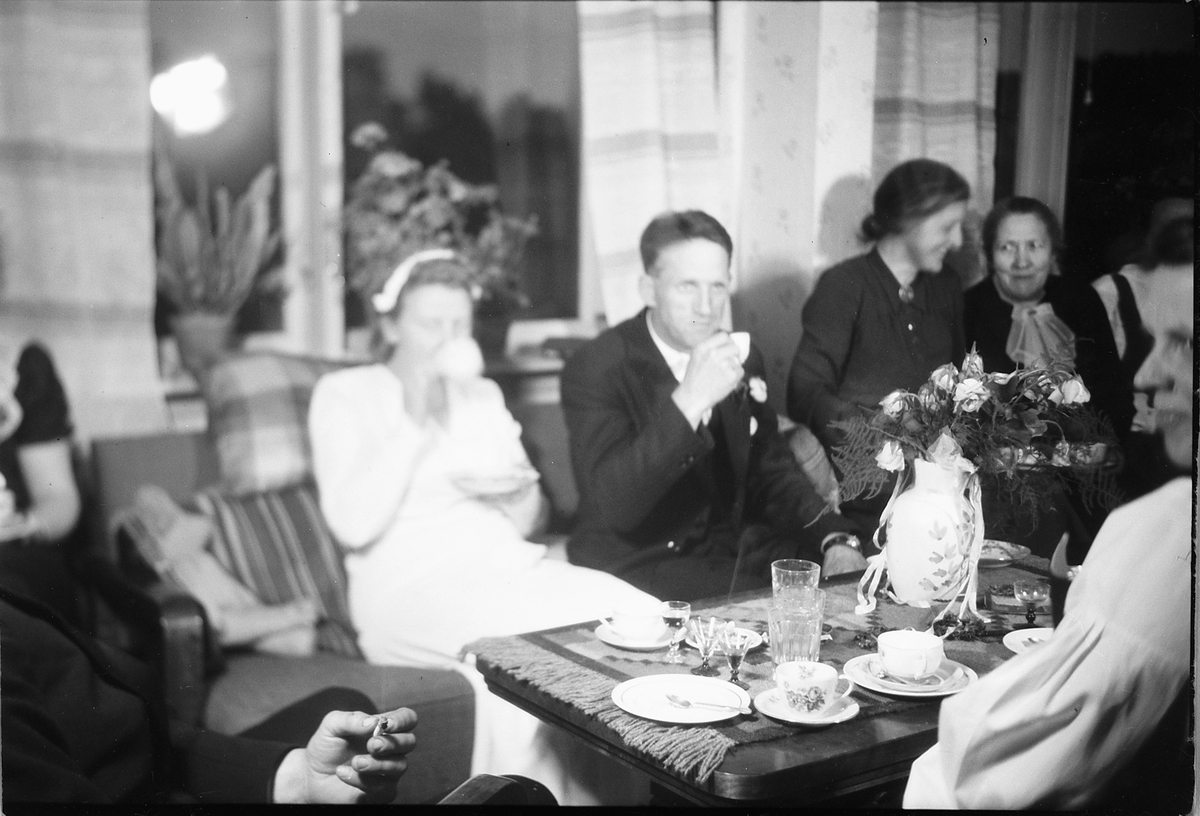 Håkon Prestkværn, Interiør, stue. Ukjent gruppe personer drikker kaffe.