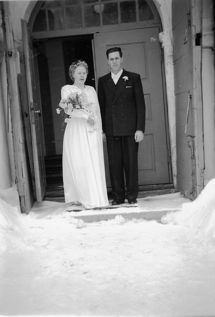 Håkon Prestkværn, Bryllup. Brudepar på trappa til Ringsaker kirke.