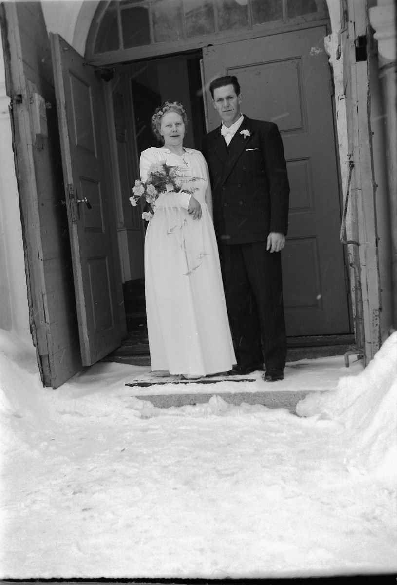 Håkon Prestkværn, Bryllup. Brudepar på trappa til Ringsaker kirke.