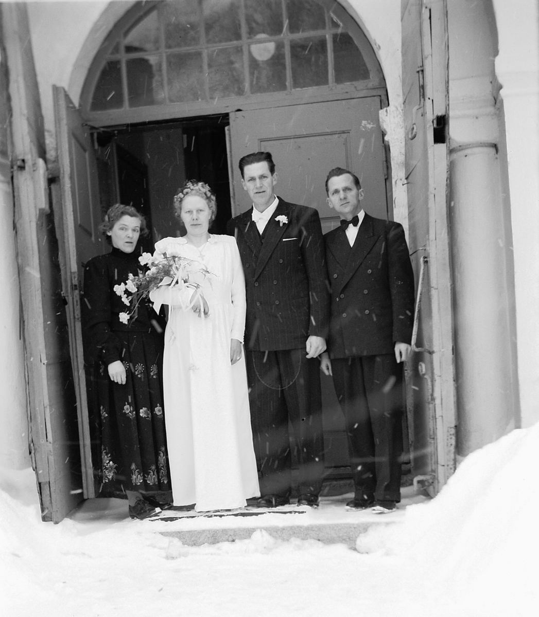 Håkon Prestkværn, Bryllup. Brudepar med en kvinne og mann på trappa til Ringsaker kirke.