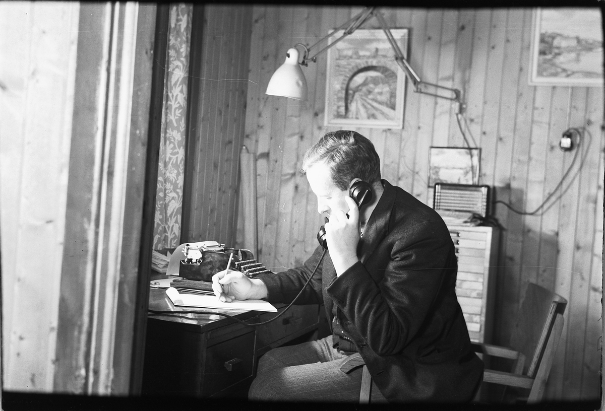 Håkon Prestkværn, En mann snakker i telefonen på et kontor.