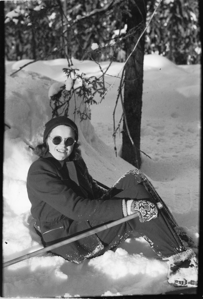 Håkon Prestkværn, Kvinne med solbriller på skitur i skogen.