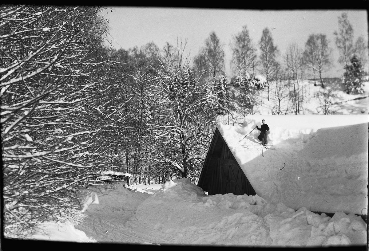 Håkon Prestkværn, Vinterlandskap, en mann på ski på et hustak.