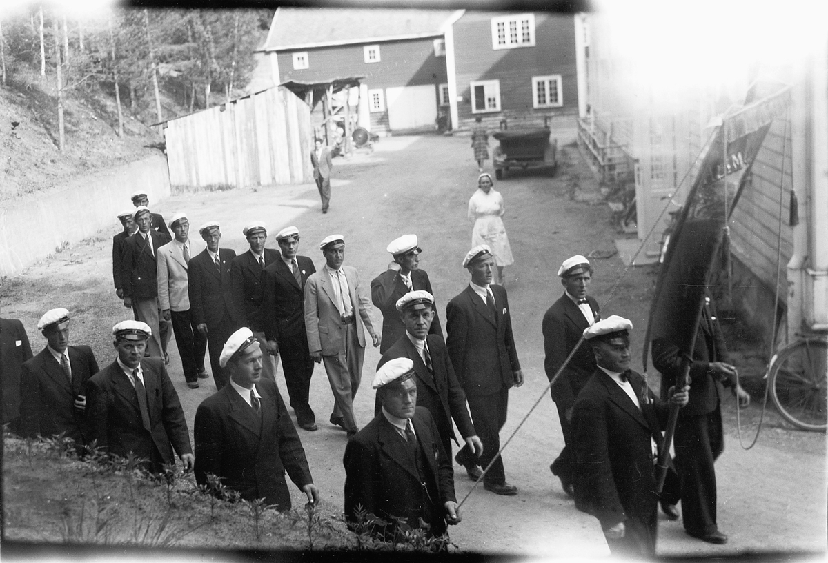 Håkon Prestkværn, Mannskor med fane går i tog. Ringsaker sang- og musikklagsstevne, Moelv 1948.