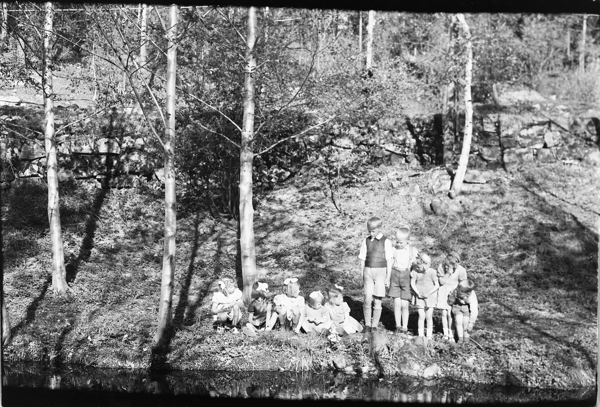 Håkon Prestkværn, Barn samlet ved elvebredden i skogen.