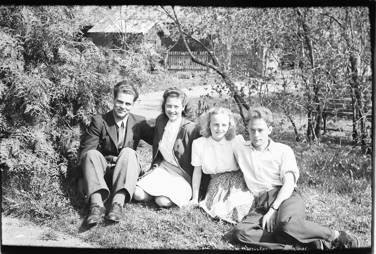 Håkon Prestkværn, To menn og to kvinner sitter ved et tre.