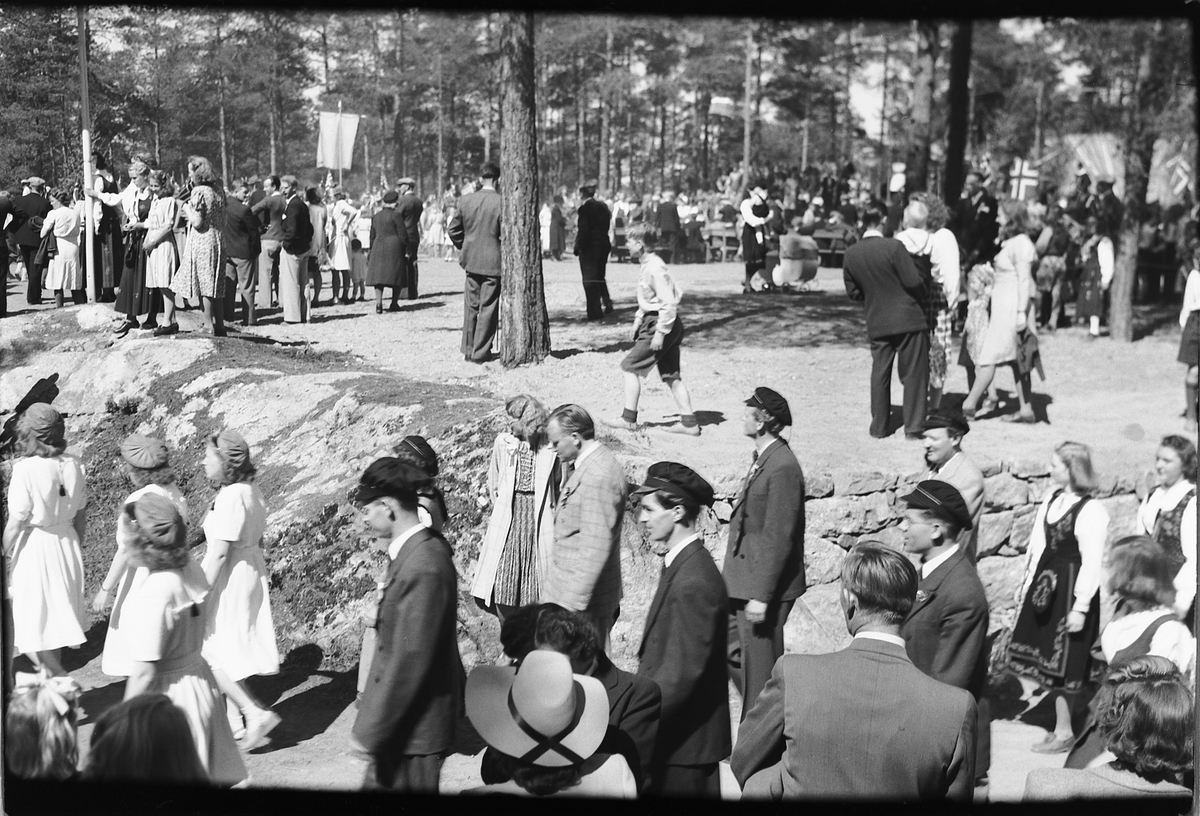 Håkon Prestkværn, 17. mai i Moelv med russ og norske flagg.