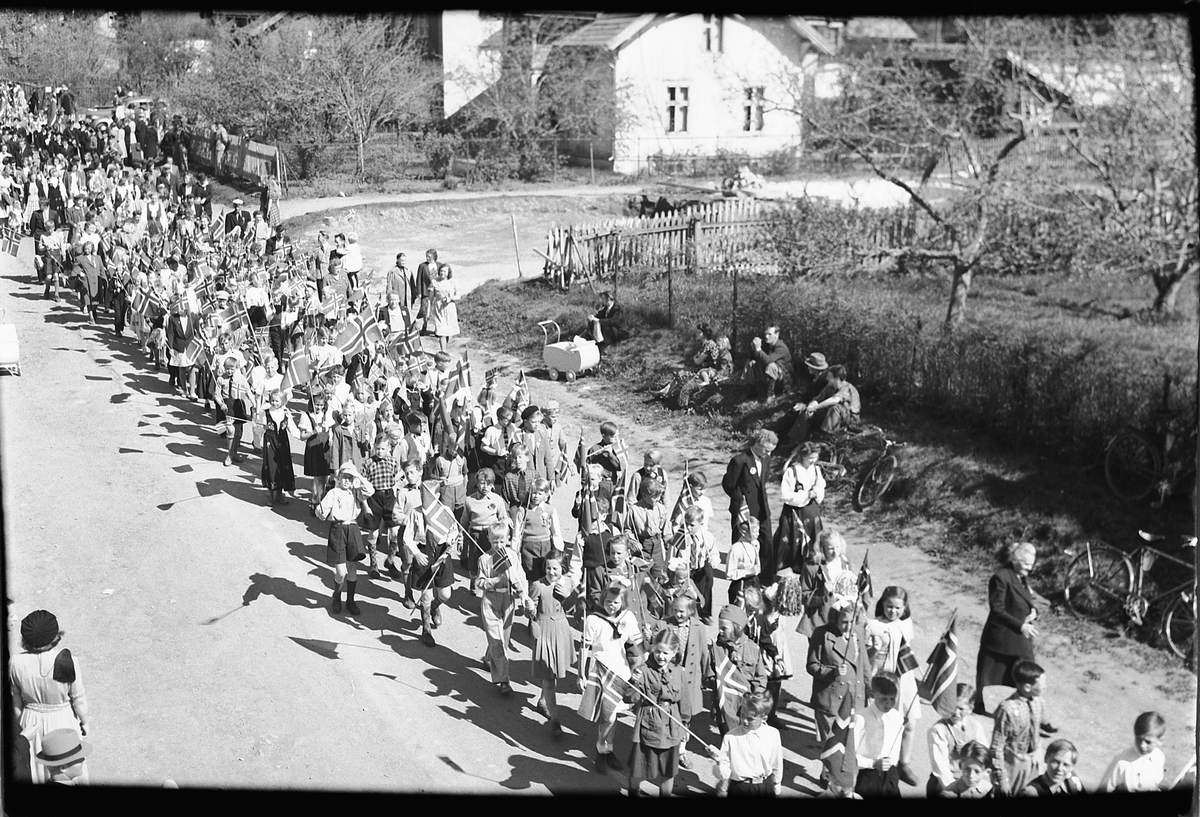 Håkon Prestkværn, 17. mai-tog i Storgata, Moelv.
