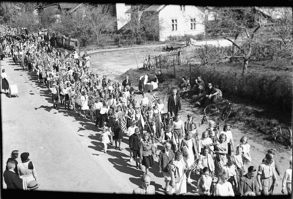 Håkon Prestkværn, 17. mai-tog i Storgata i Moelv.