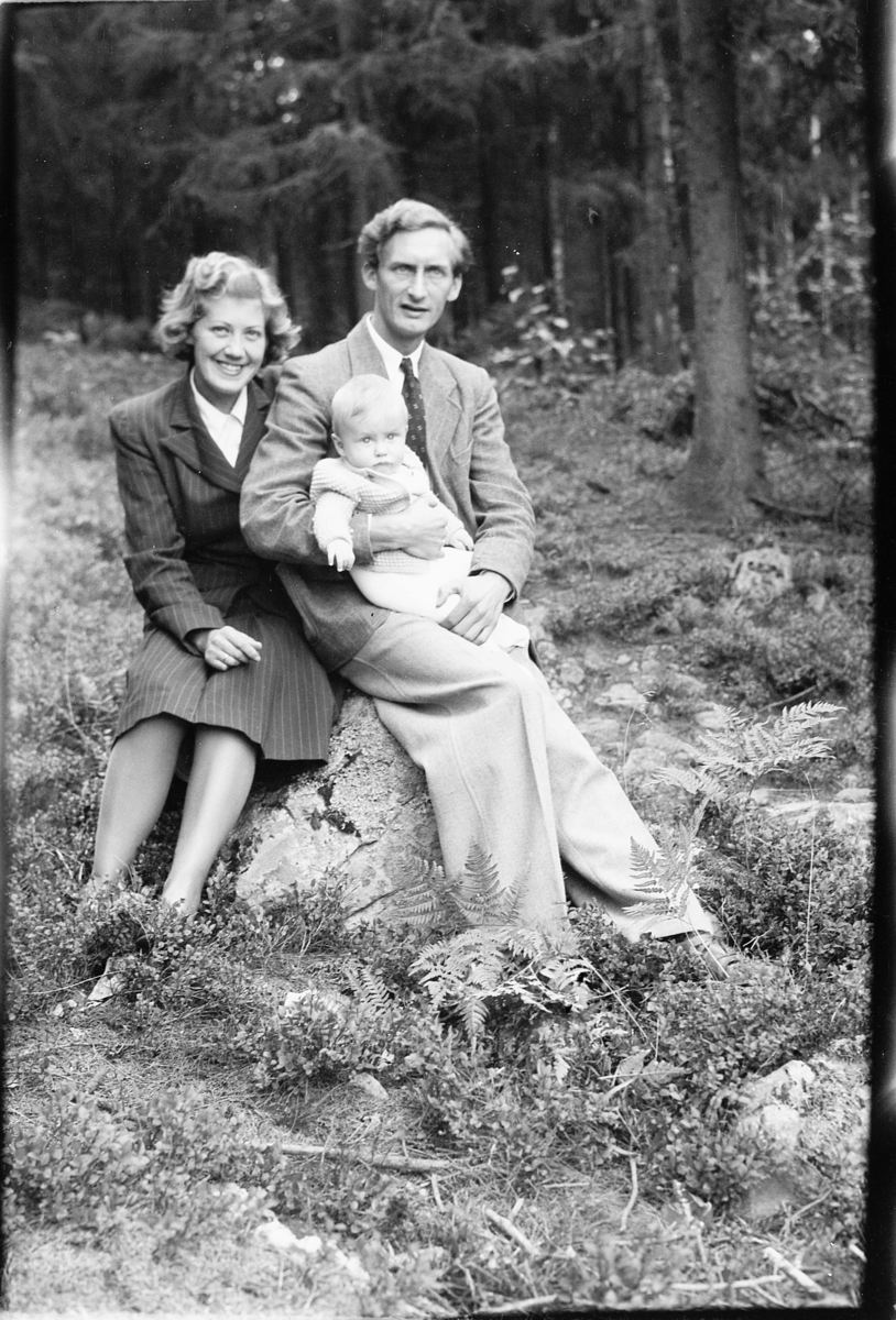 Håkon Prestkværn, Kvinne, og mann med en baby i skogen.