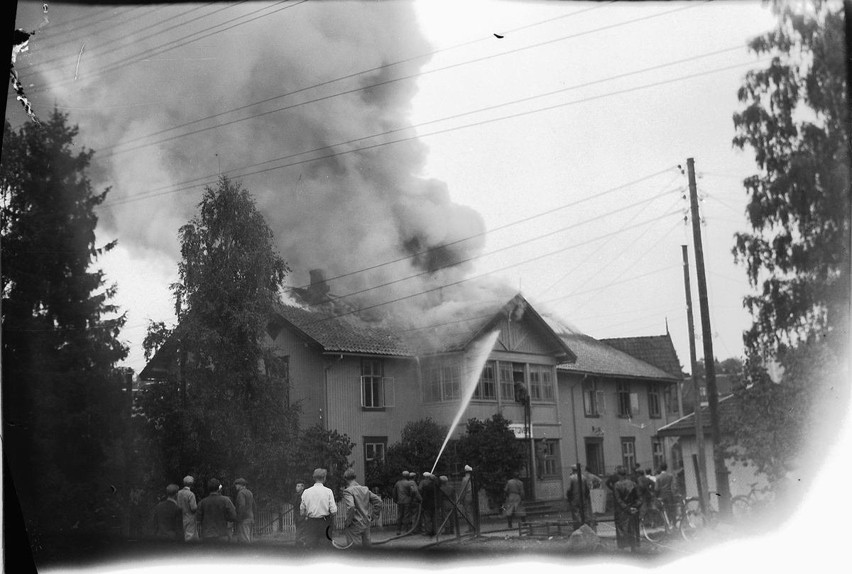 Håkon Prestkværn, MOELVEN GJESTGIVERI, HOTELL, BRANN 1949, BRANNSLUKKING, BRANNSLANGE, MOELV BRANNVESEN BESTO AV FRIVILLIGE.