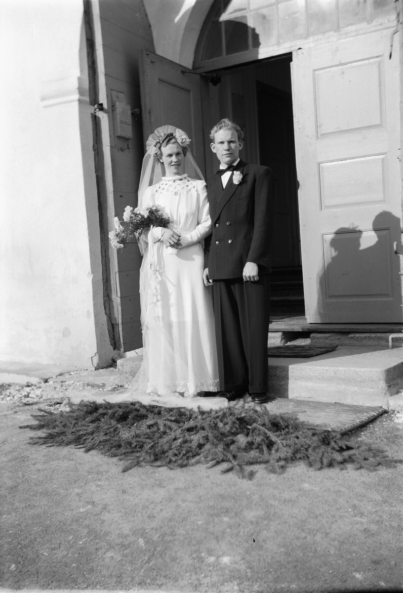 Håkon Prestkværn, Bryllup. Brudepar på trappa til Ringsaker kirke.