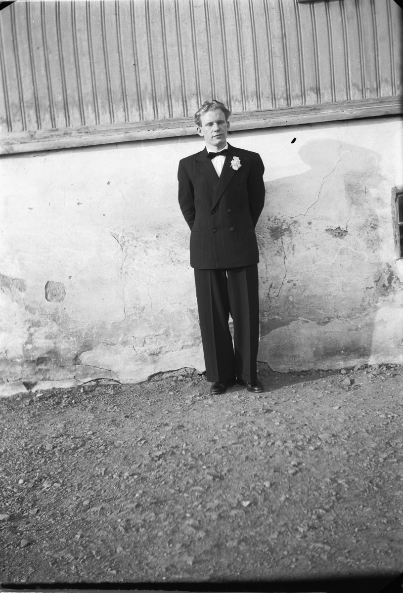 Håkon Prestkværn, Bryllup. Brudgommen ved husveggen.