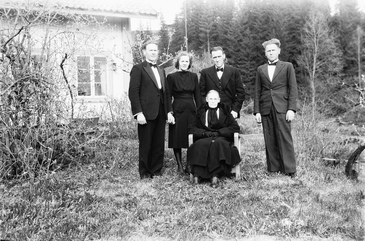 Håkon Prestkværn, Familiegruppe Prestkværn, Løkkekværn, Moelv. Bildet er tatt i hagen på Løkkekværn gård. Søsknene Kolbjørn, Martha, Einar og Håkon står bak sin mor, Gunda Prestkværn.