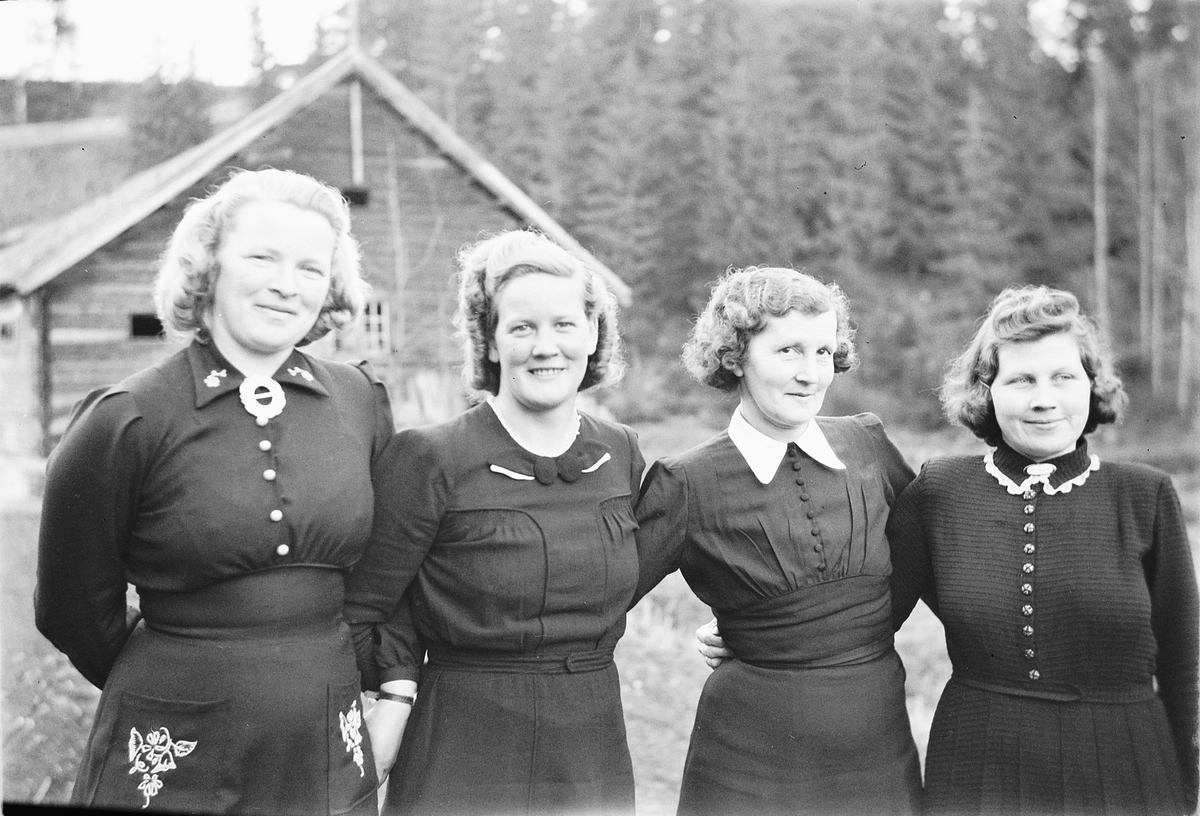 Håkon Prestkværn, Fire kvinner med et hus i bakgrunnen.